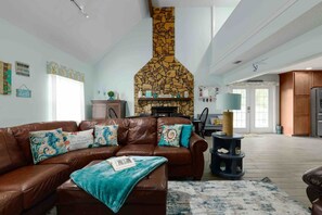 Smart-TV, Kamin, Videospiele, DVD-Player
