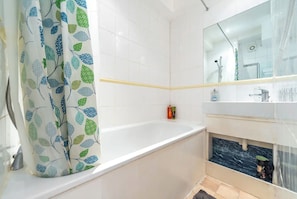 Secadora de cabello, toallas, jabón, papel de baño