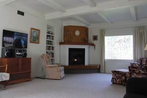Smart TV, fireplace, DVD player, books - Creekbanks Cottage - a nature-lover's retreat (Courtenay)