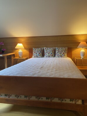 3 bedrooms, iron/ironing board, free WiFi, bed sheets - Creekbanks Cottage - a nature-lover's retreat (Courtenay)