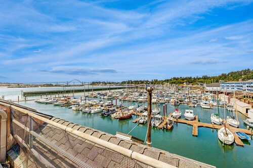 Delightful Harbor Perch Near Town W/ Shared Pool/Hot Tub & Private Balcony