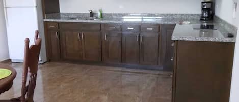 Réfrigérateur, micro-ondes, plaque de cuisson, cafetière/bouilloire