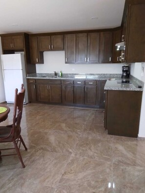 Een koelkast, een magnetron, een kookplaat