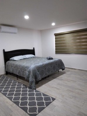 3 slaapkamers, een strijkplank/strijkijzer, gratis wifi, beddengoed