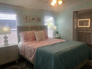 3 bedrooms, iron/ironing board, travel cot, WiFi - Reel Paradise Cottage- Canal Front- Bring your Boat to our 50โ Dock! (Edgewater)