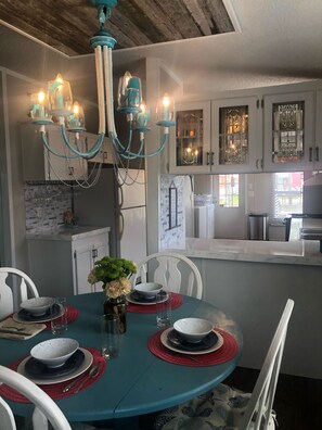 Dining - Reel Paradise Cottage- Canal Front- Bring your Boat to our 50โ Dock! (Edgewater)