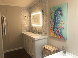 Combined shower/bathtub, hair dryer, towels, shampoo