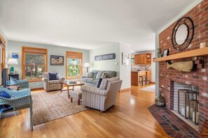 TV, offices - Central AC Close to Nauset Beach! (Orleans)