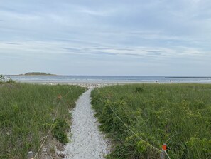 On the beach, sun loungers - Goose Rocks Beach Family Vacation House ! (Kennebunkport)