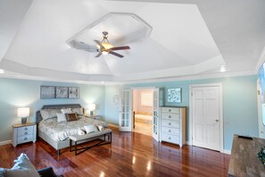 4 bedrooms, in-room safe, desk, iron/ironing board