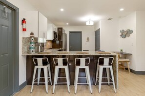 Frigorífico, microondas, horno y placa de cocina