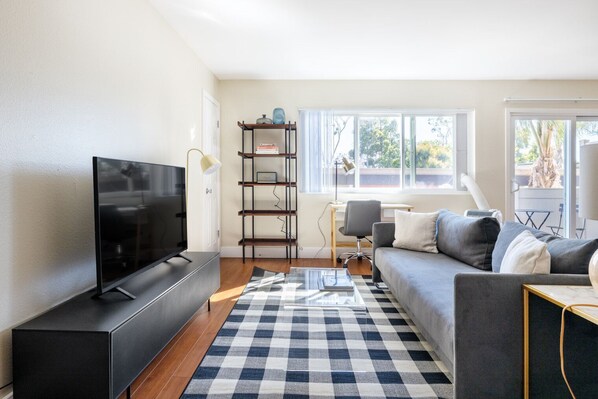 TV, caminetto, impianto stereo