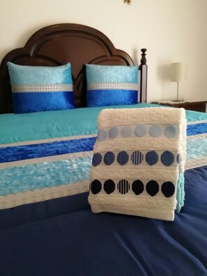 2 bedrooms, iron/ironing board, WiFi, bed sheets - 2 Bed Flat - Sleeps 5 - Parking - Wifi (Nazaré)