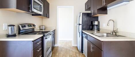 冷蔵庫、電子レンジ、オーブン、食器洗い機