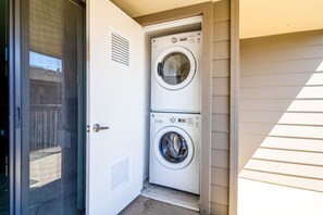 Interior - Tasteful Foster City 2BR w/ Gym, Pool, W/D, near highways, by Blueground (Foster City)