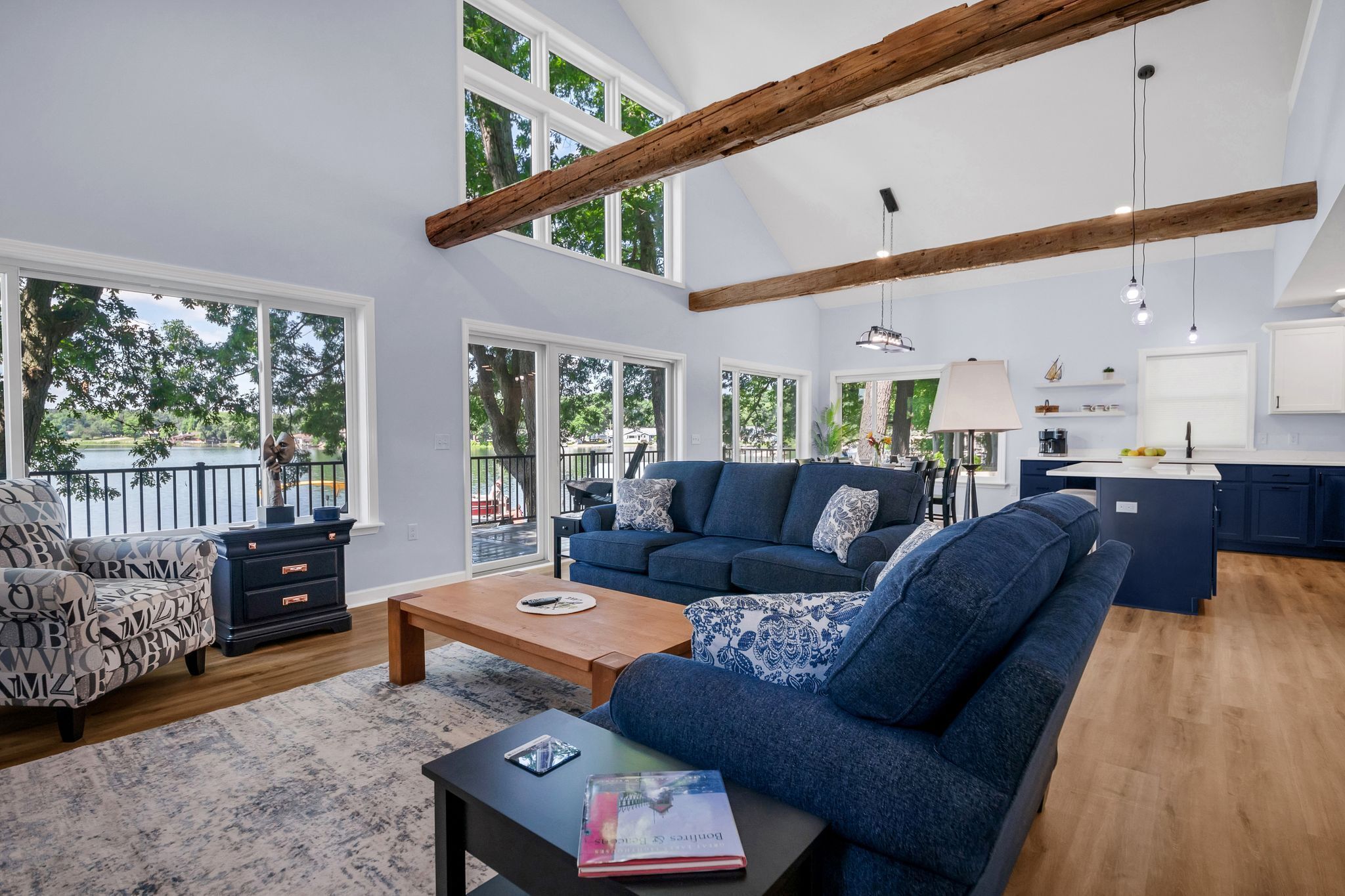 Smart TV, chimenea y monitor de computadora 