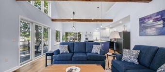 Pearl Beach: Fall Foliage & Cozy Evenings – A Lakeside Retreat Awaits!