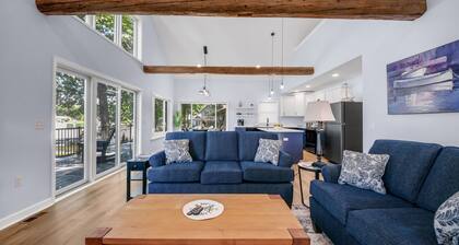 Pearl Beach: Fall Foliage & Cozy Evenings – A Lakeside Retreat Awaits!