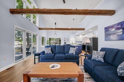 Pearl Beach: Fall Foliage & Cozy Evenings – A Lakeside Retreat Awaits!