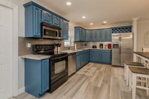 冷蔵庫、電子レンジ、オーブン、コンロ