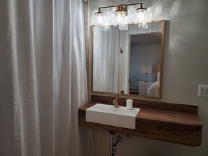 Ensemble baignoire-douche, séchoir à cheveux, serviettes fournies, savon