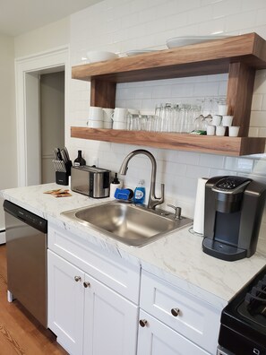Fridge, microwave, oven, stovetop - Clark Suite - Millpond Inn (Clarkston)