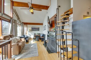 Fernseher, Kamin, Bücher