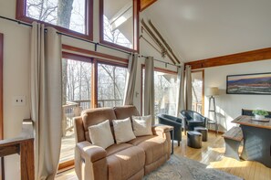 Fernseher, Kamin, Bücher
