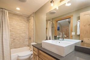 淋浴/盆浴组合、吹风机、毛巾、洗发水