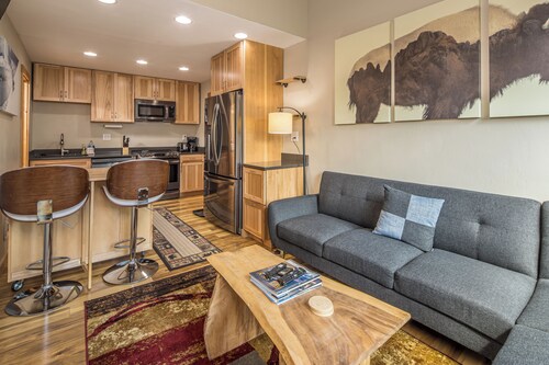 Updated condo at Big Sky Mountain Village, close to the Slopes - Hill Condo Escape