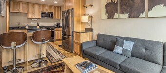 Updated condo at Big Sky Mountain Village, close to the Slopes - Hill Condo Escape