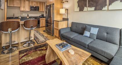 Updated condo at Big Sky Mountain Village, close to the Slopes - Hill Condo Escape