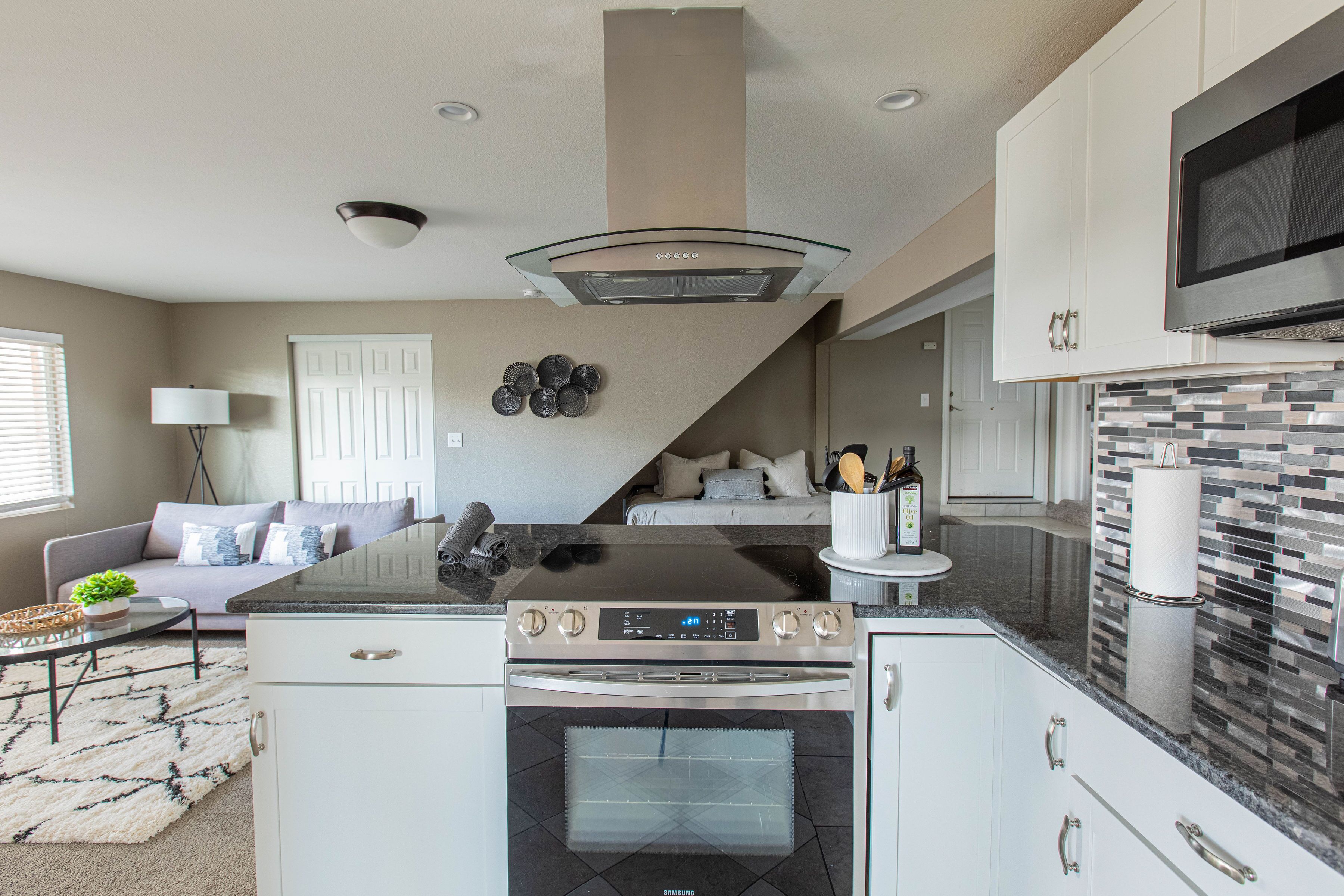 Réfrigérateur, micro-ondes, four, plaque de cuisson