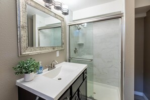 Douche, sèche-cheveux, serviettes fournies, savon