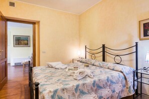 2 室のベッドルーム、WiFi (無料)、ベッドシーツ