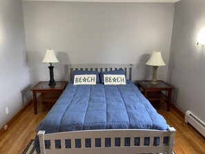 2 bedrooms, travel cot, free WiFi, bed sheets - Duck Cove Cottage overlooking beautiful Blue Hill Bay (Bernard)