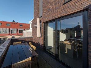 Outdoor dining - Turquoise duplex appartment by Interhome (De Haan)