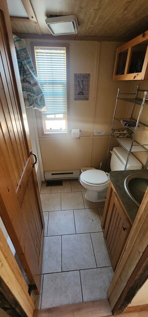 Duschwanne, Haartrockner, Handtücher, Toilettenpapier