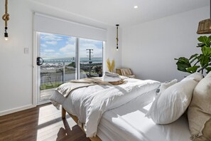 5 bedrooms, iron/ironing board, travel crib, WiFi - Vista Del Porto - Ocean bay views Entire house Sleeps 12 (Bridport)