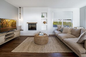 Smart TV, Netflix, books, streaming services - Vista Del Porto - Ocean bay views Entire house Sleeps 12 (Bridport)