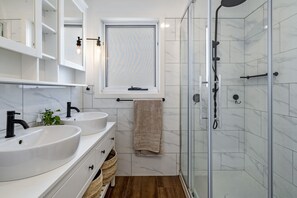 Bañera con ducha, secador de pelo, toallas, jabón