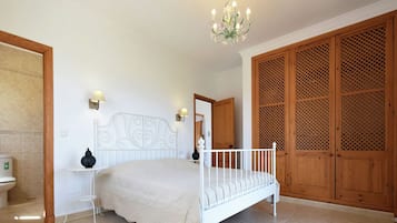 3 slaapkamers, een strijkplank/strijkijzer, wifi, beddengoed