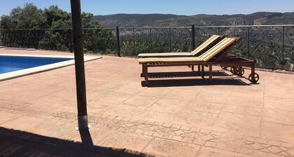 Villa met Zwembad, Buitenkeuken, Ruim Terras, Uitzonderlijk Zicht op de Vallei