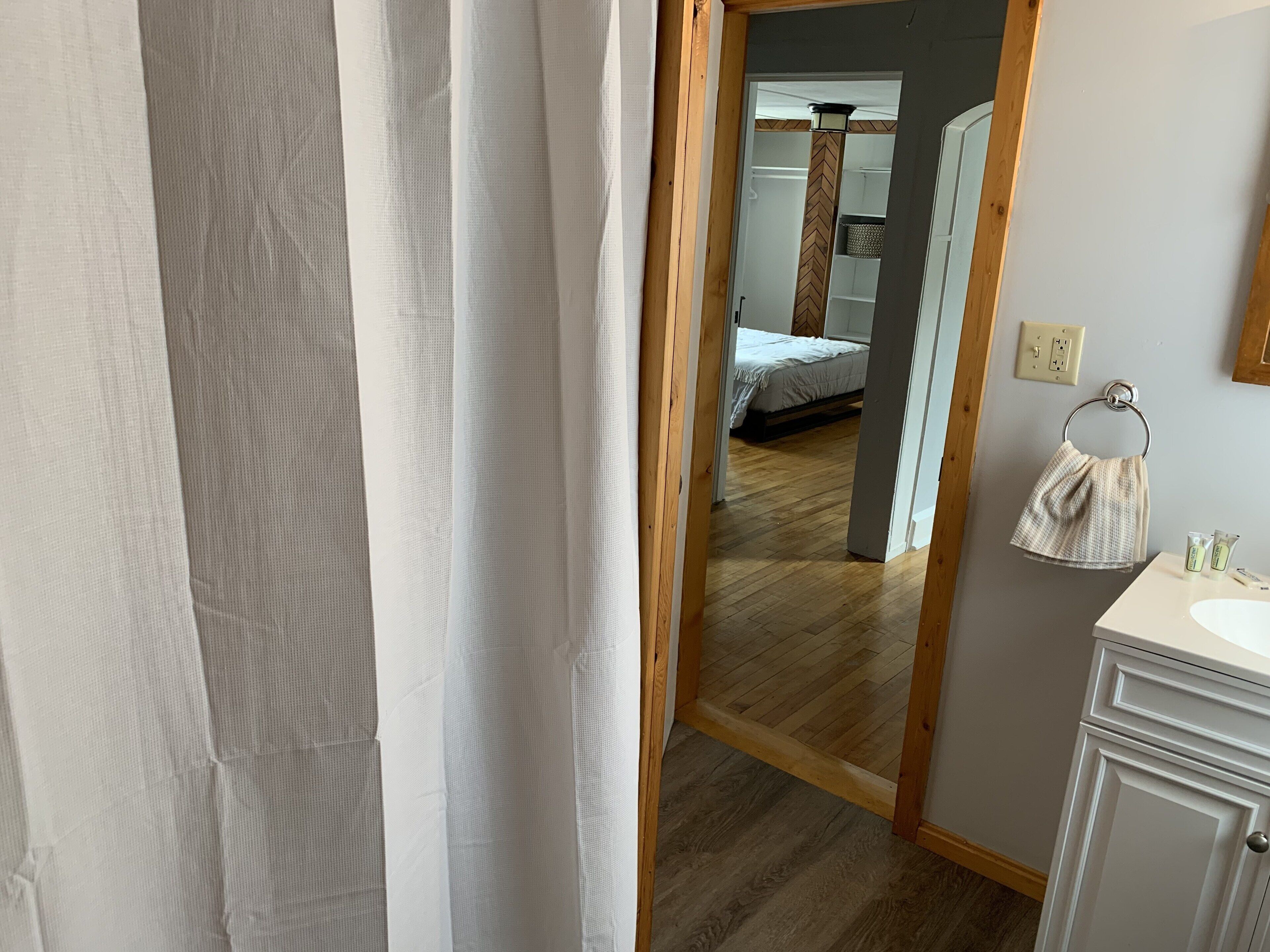 5 bedrooms, desk, iron/ironing board, free WiFi