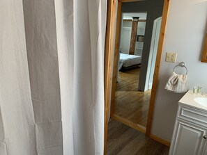 5 bedrooms, desk, iron/ironing board, free WiFi