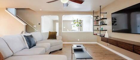 Smart-tv, boeken, een kantoor en een computerscherm