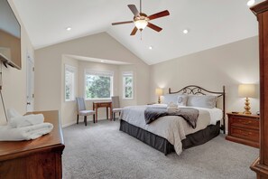 3 bedrooms, in-room safe, desk, iron/ironing board - Ultimate Family Retreat - Mountain Views, Hot Tub, Game Room & Pet Friendly! (Mariposa)