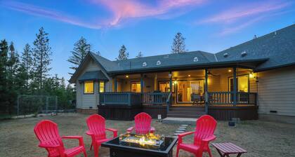 Ultimate Family Retreat - Mountain Views, Hot Tub, Game Room & Pet Friendly!