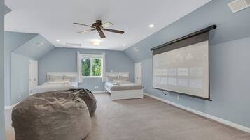 3 間睡房、房內夾萬、書桌、熨斗/熨衫板