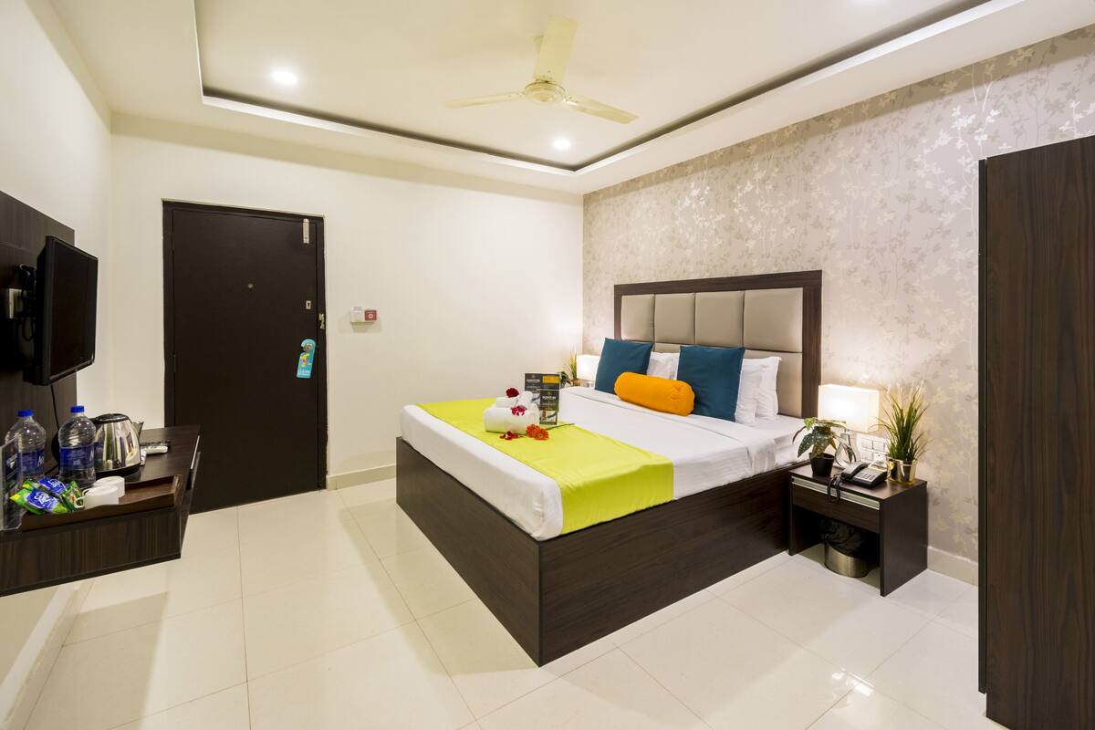 Desk, laptop workspace, free WiFi, individually furnished